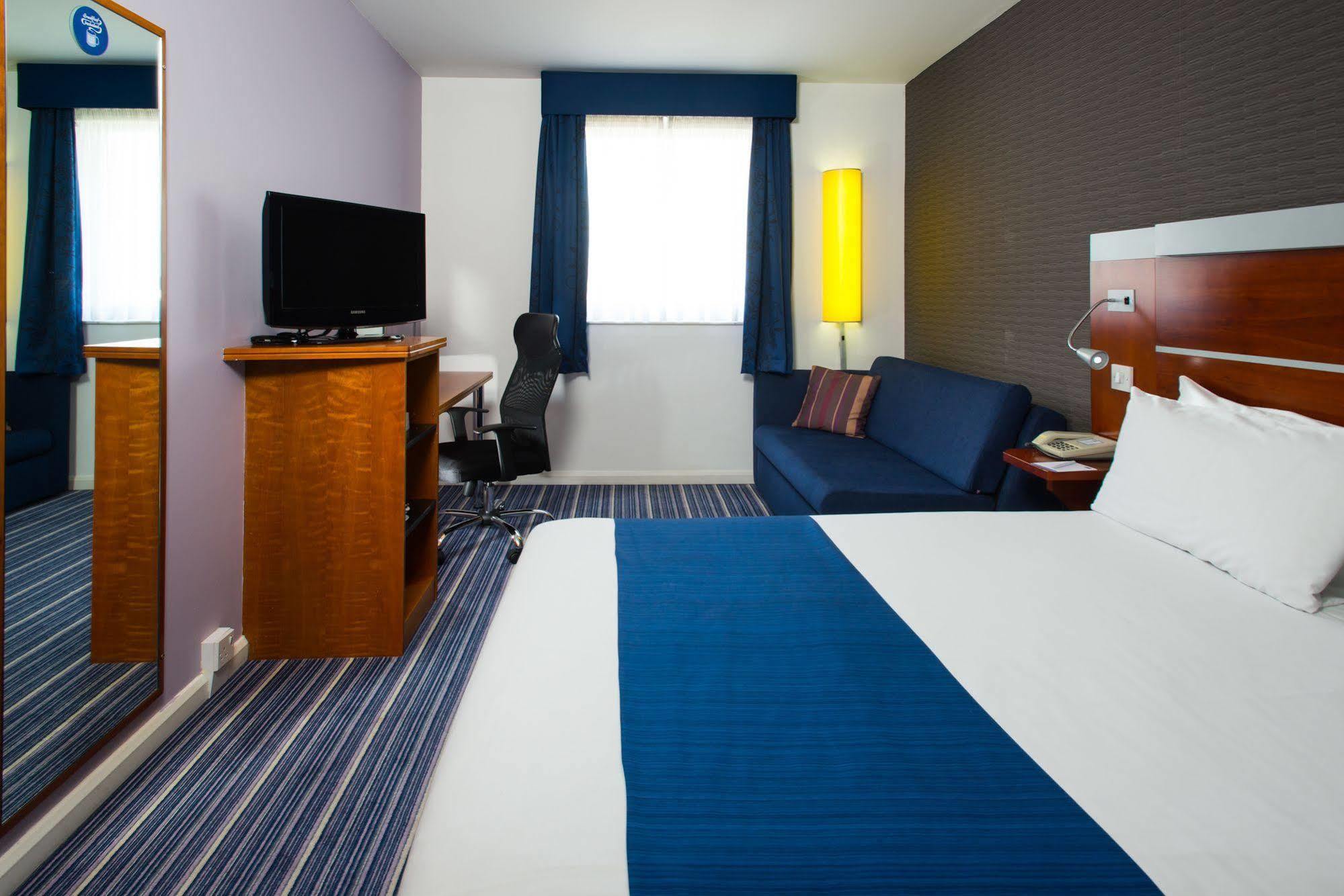 Holiday Inn Express Burton On Trent By Ihg Dış mekan fotoğraf