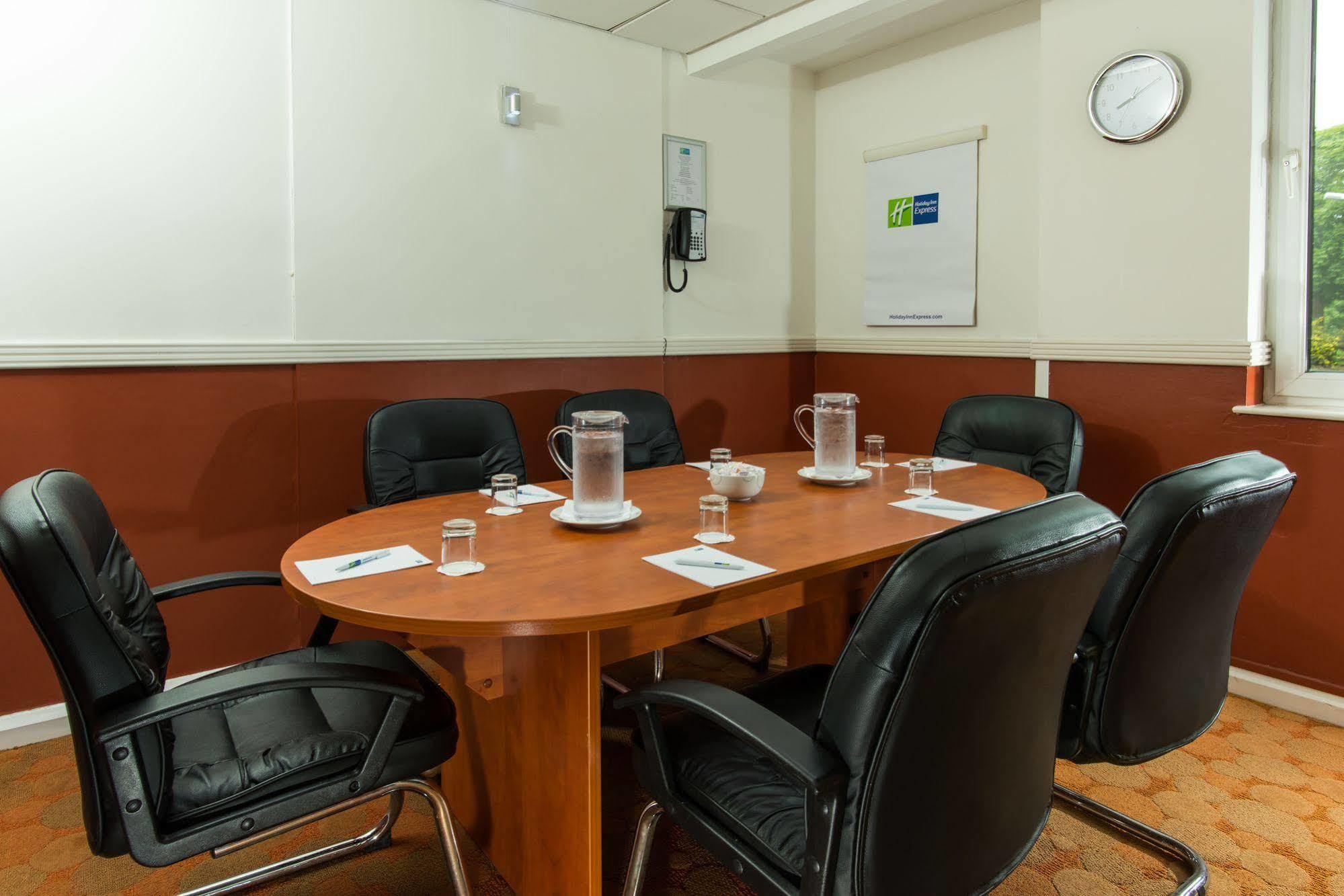 Holiday Inn Express Burton On Trent By Ihg Dış mekan fotoğraf